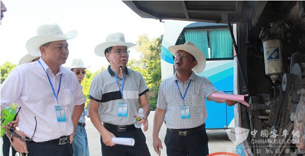 检查组深入一线，对旅游车辆进行检查