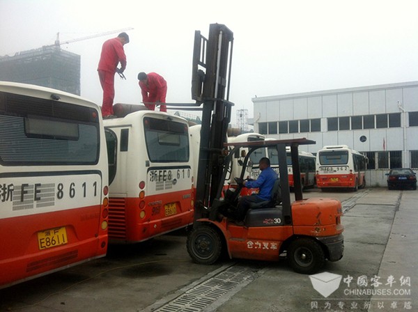 浙江：桐乡城市公交新能源车辆排队“体检”确保平安入夏