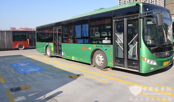 河南：公交无线充电在郑州投入使用