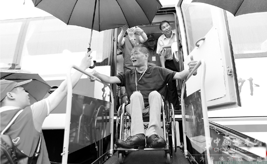 浙江首辆无障碍旅游大巴启程