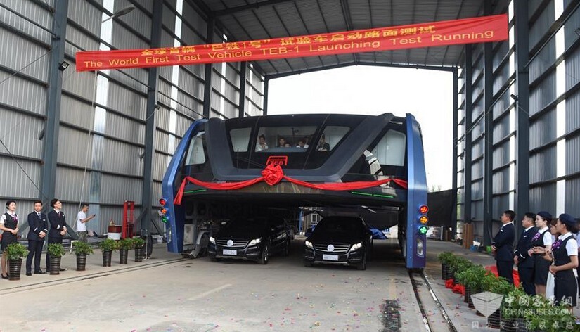 “空中巴士”巴铁试验车启动路面测试