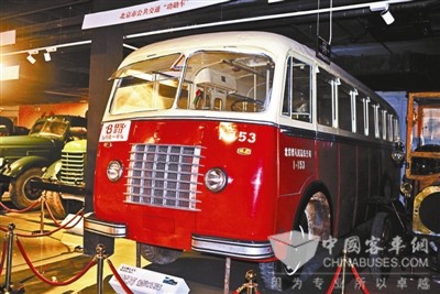 国产第一代公交“五七式”现身怀柔老爷车博物馆