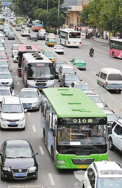 半数西安居民出行爱坐公交车