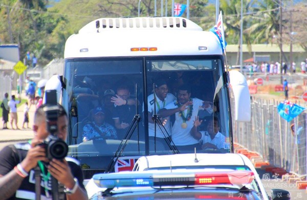 斐济奥运冠军凯旋 百路佳客车机场迎接