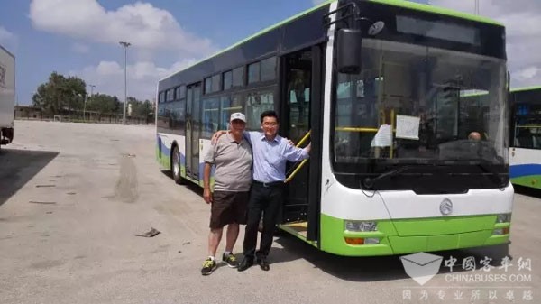 金旅客车在叙利亚穿行