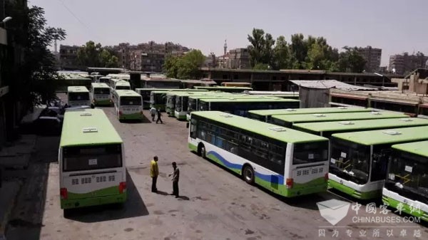 金旅客车穿行叙利亚