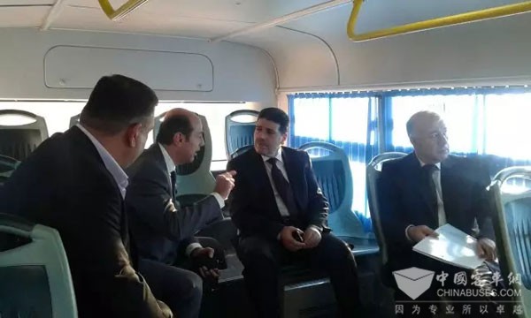 金旅客车穿行叙利亚