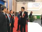 比亚迪商用车市场总监王瑷珲与主办方领导在一起交流 比亚迪商用车市场总监王瑷珲与主办方领导在一起交流