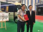 中国公路学会客车分会理事长王奇英为金龙房车礼宾车颁发获奖证书 中国公路学会客车分会理事长王奇英为金龙房车礼宾车颁发获奖证书