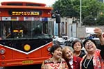 重庆:重阳节,社区空巢老人免费乘观光巴士游渝中 重庆:重阳节,社区空巢老人免费乘观光巴士游渝中
