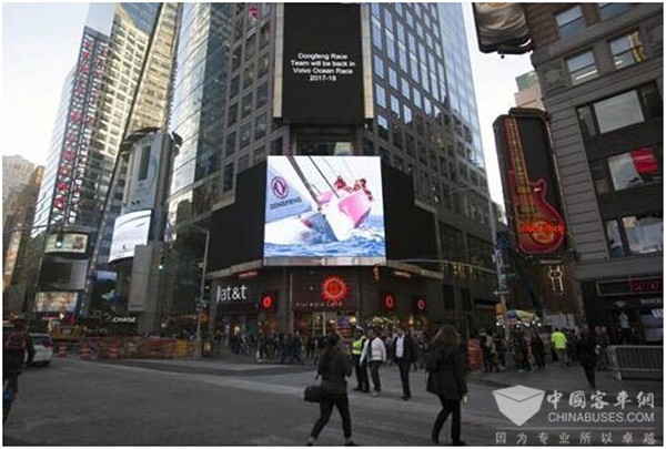 “东风号”亮相纽约时代广场