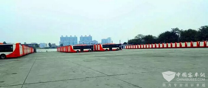 【猜一猜】能分析、会计算,还搭载机器人的300台纯电动客车将去哪里?