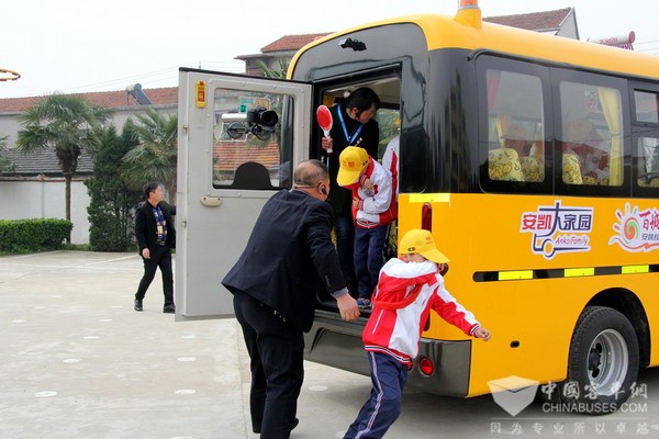 校车安全进校园  安凯客车再担“公益标兵”