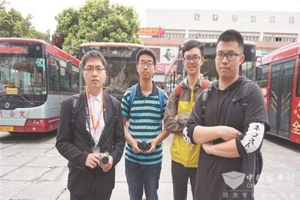 福建泉州：公交发烧友坐遍泉州公交常为交通发展建言献策