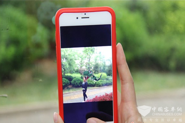 青岛公交车推出小怪兽游戏 乘客玩嗨了