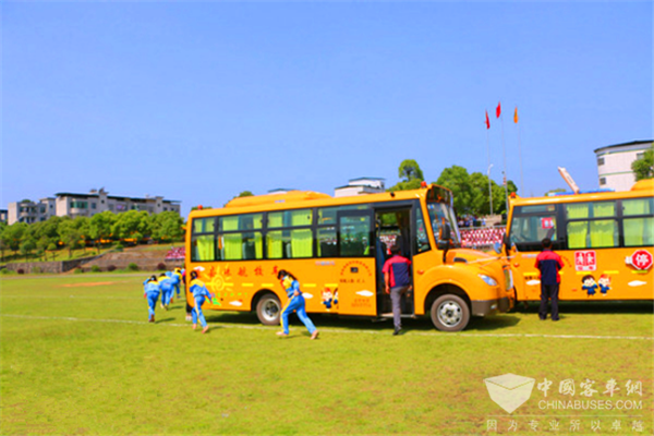 湖南道县：组织开展2017年校车安全演练活动
