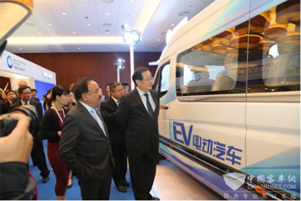 全国政协副主席万钢与“清洁能源·创新使命”峰会各国嘉宾共同参观福田图雅诺EV