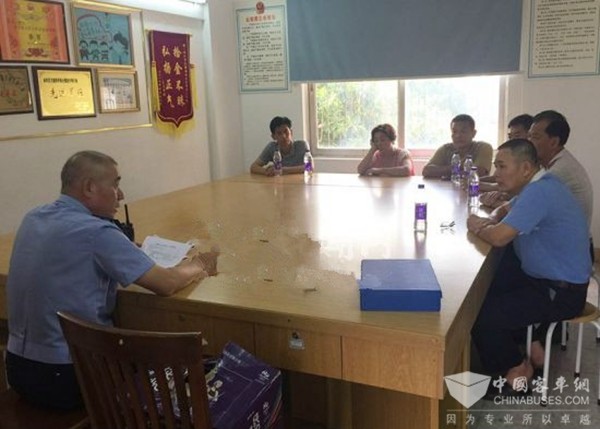 广东湛江：交警约谈非校车驾驶人提升安全监管力度