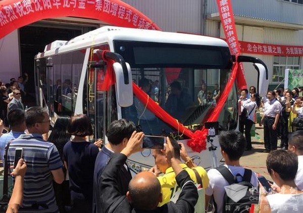 沈阳华龙可自主发电增程式电动客车下线