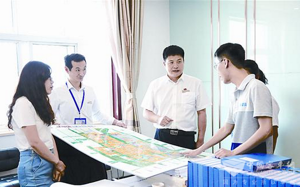 河南驻马店：看他如何筑就美丽“公交梦” 