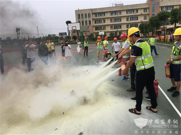 湖北监利：启动校车应急疏散演练 