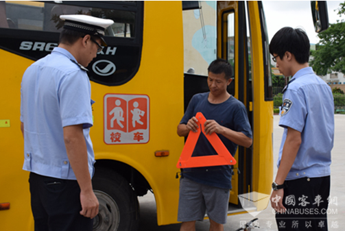 广东东莞：东坑148辆校车接受“体检”查隐患