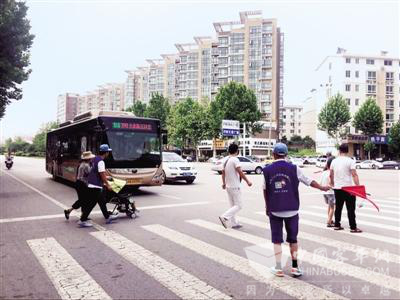 郑州：公交有了“礼让斑马线”示范车队