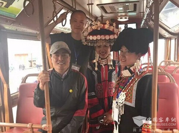 大凉山彝族火把节，银隆铛铛车成另一道美丽风景