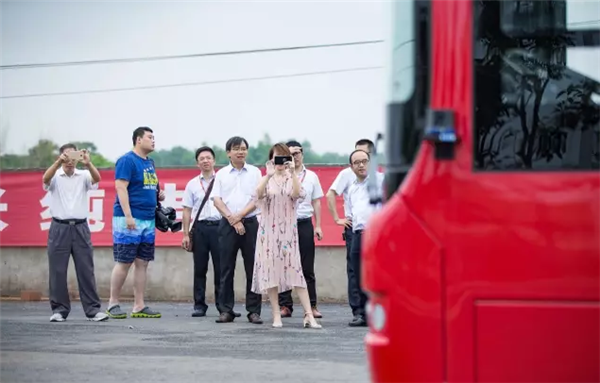 中车全球首发第三代智能驾驶客车与央媒“亲密接触”