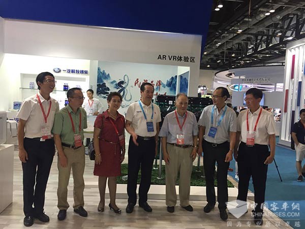 第十六届中国国际内燃机及零部件展览会 原机械部部长何光远亲临锡柴展台