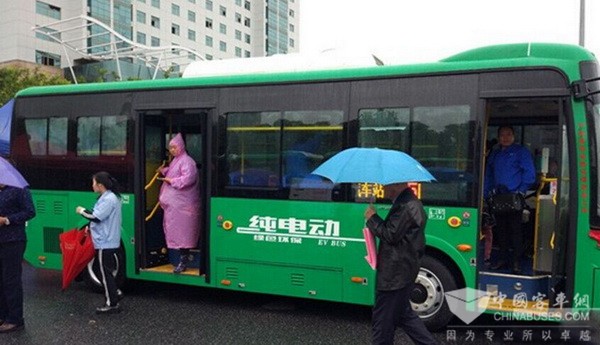 广西：打造绿色出行 北海首批50辆纯电动公交投入运营