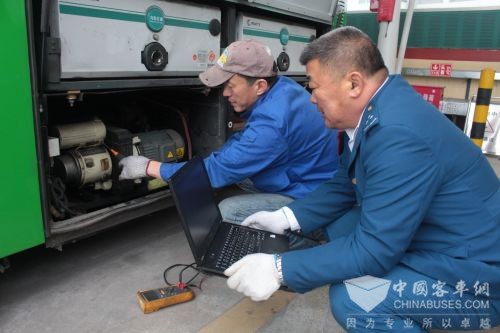 青岛：准备“冬运” 千辆电动公交车过“安检”再上路