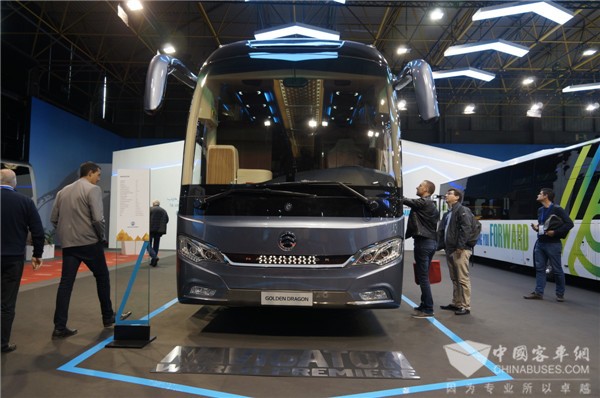 金旅客车领航者：往前一步是自由