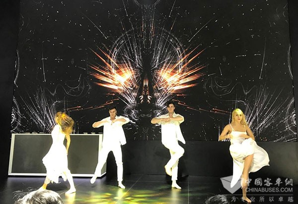 (现场外籍模特舞蹈表演)