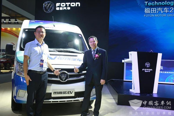 (福田轻型商用车事业本部营销公司品牌总监周业军先生、广州瑞祥汽车销售服务有限公司总经理黄伟胜先生 为图雅诺EV纯电动物流车揭幕)