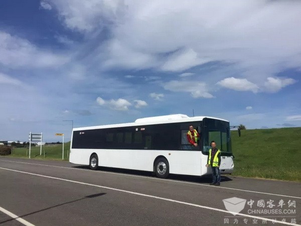 “这可能是全球最省电的车” 新西兰首辆纯电动客车上路试跑