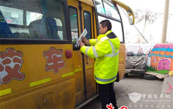 山西绛县：校车“冬眠”我检验 开学驾驶保平安