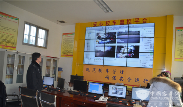 山东商河：交警开展寒假校园校车安全检查