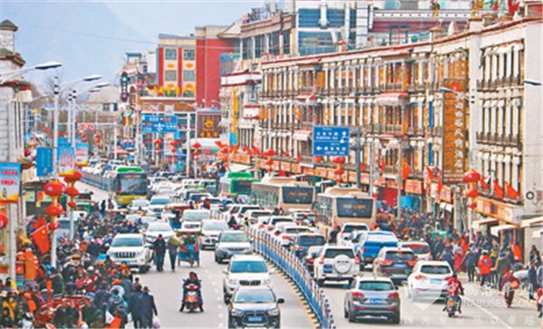 西藏拉萨：公交六成换新新能源