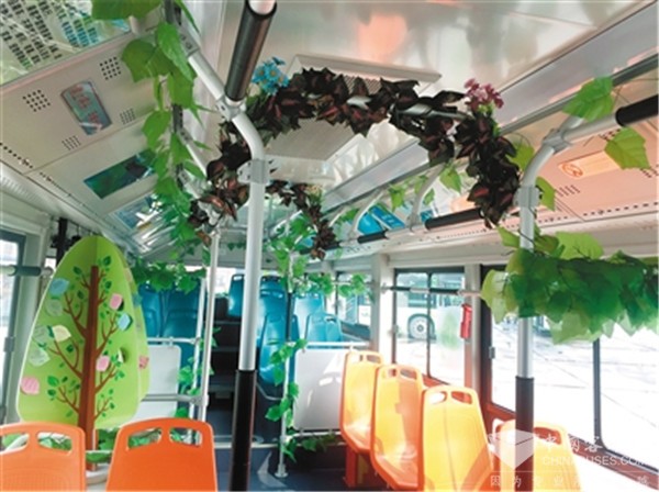 西安：公交车厢里“种”了棵“环保树”