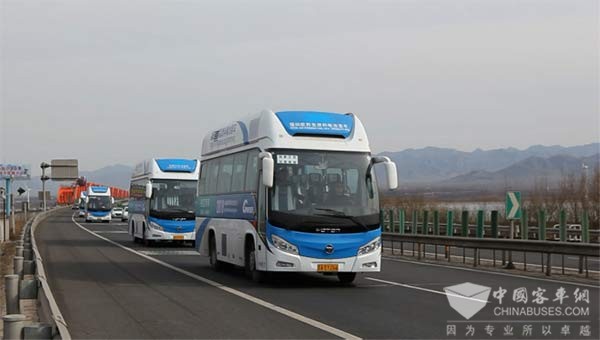福田欧辉氢燃料电池客车作为官方指定用车,以绿色品质护航长城国际可再生能源论坛
