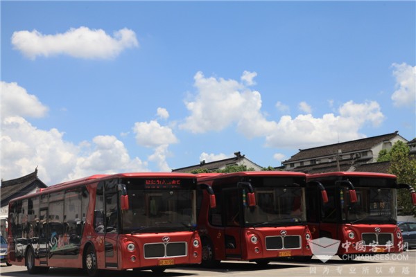 坐海格旅游客车  览神州大美风光
