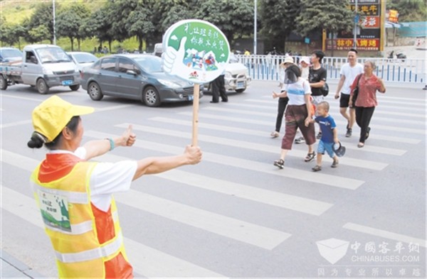 广西南宁：公交车、出租车文明礼让率均达99.7%