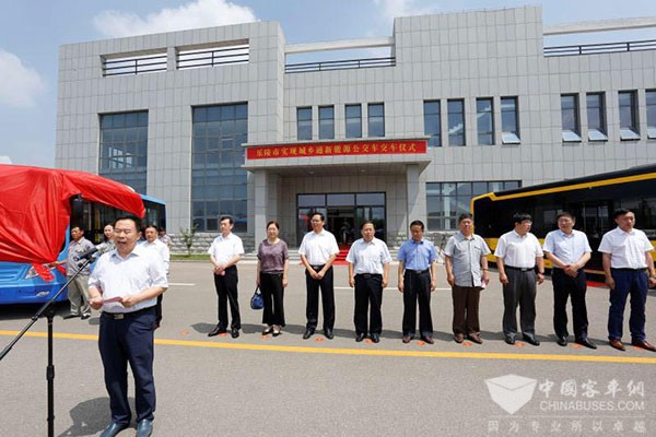 发车仪式现场，乐陵市市委常委、副市长刘德杰宣布发车开始