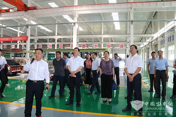 嘉宾来到山东联孚工厂进行参观