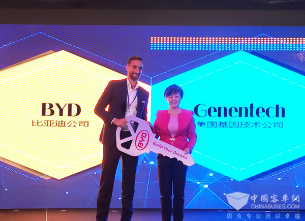 再获美国订单，比亚迪向生物科技巨头Genentech交付纯电动双层旅游大巴