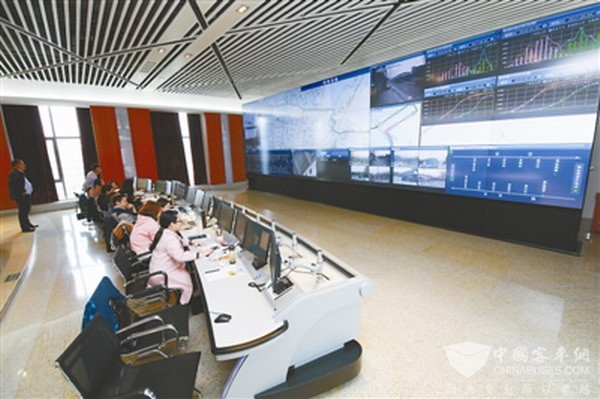 浙江宁波：从冒黑烟的老“解放”老“东风”到无污染的新能源公交