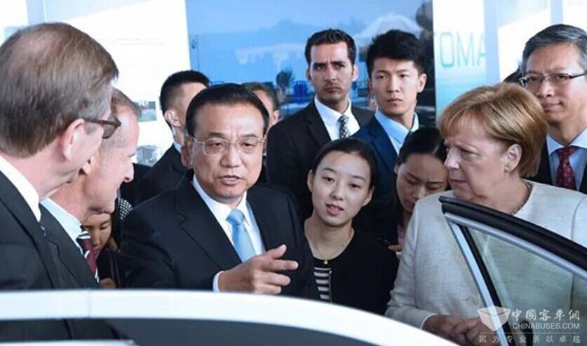 李克强与德国总理默克尔共同出席中德自动驾驶汽车展示活动