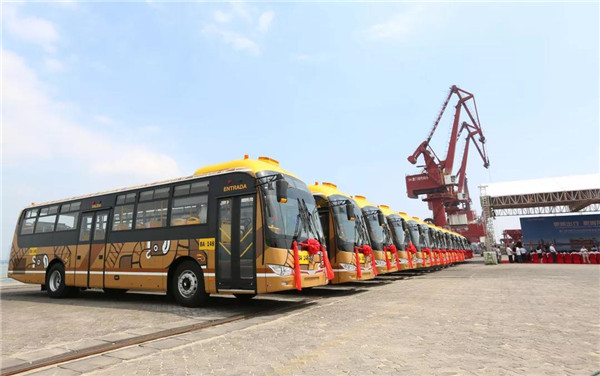 以美酒“洗礼”新车 金龙客车交付玻利维亚