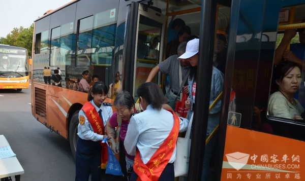 青岛公交 ：国庆七天假载客超过1200万人次 载客量创新纪录